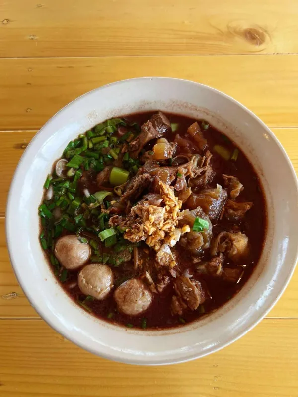 รูปสินค้า ก๋วยเตี๋ยวเนื้อตุ๋นน้ำตก (เส้นเล็ก/หมี่/ใหญ่)