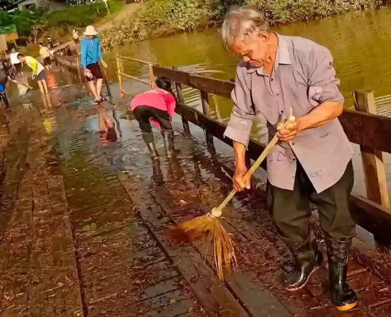เด็กโขงเจียมเฮรับข่าวดี สะพานไม้โขงเจียมน้ำลดแล้ว นักเรียนไม่ต้องนั่งเรือข้าม
