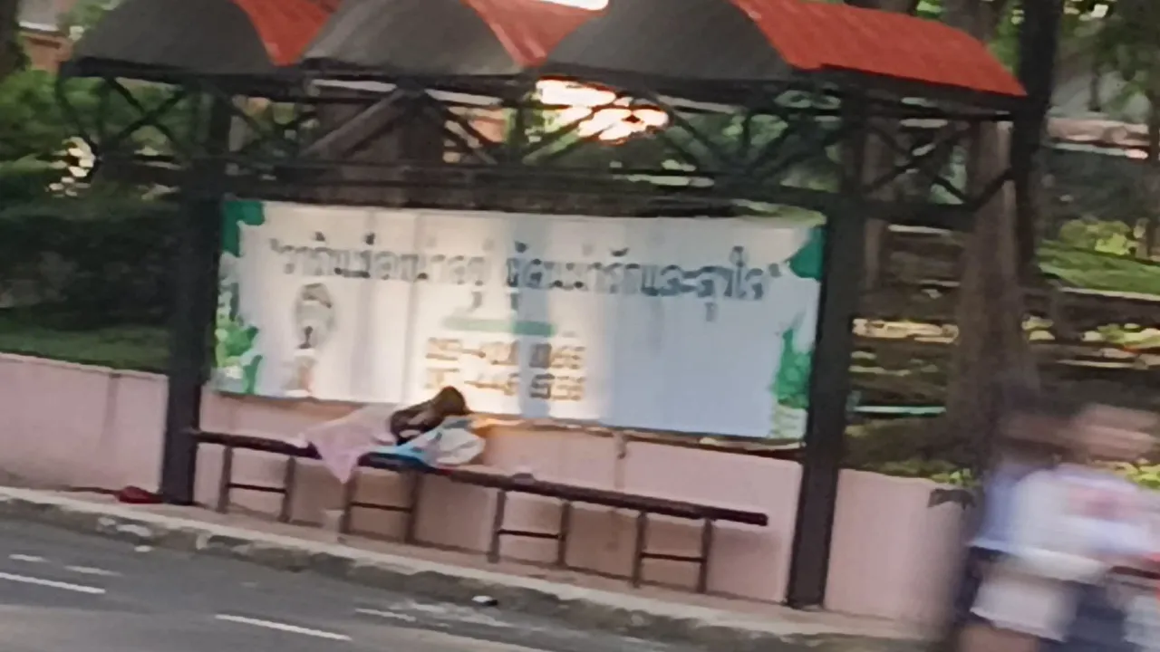 บ่แมนแนวเด้แบบนี้ พบหญิงนอนหน้าสวน สขภ.วาริน สังเกตุวันที่3