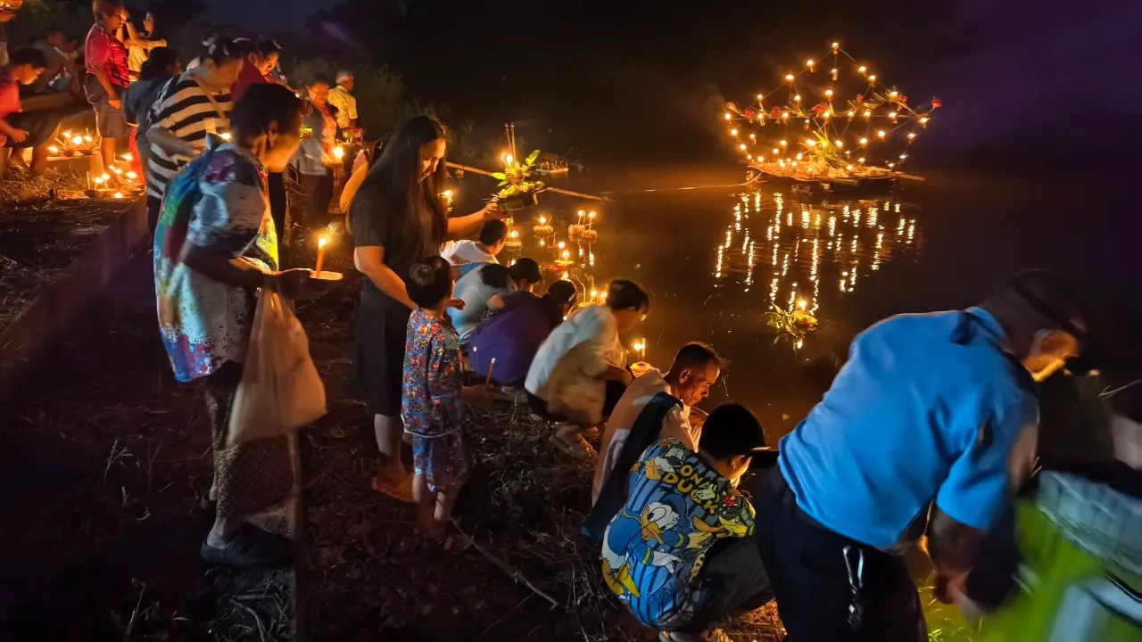 บรรยากาศอุ่นใจ การไหลเรือไฟบ้านท่าวารี สืบสานประเพณีชาวบ้าน