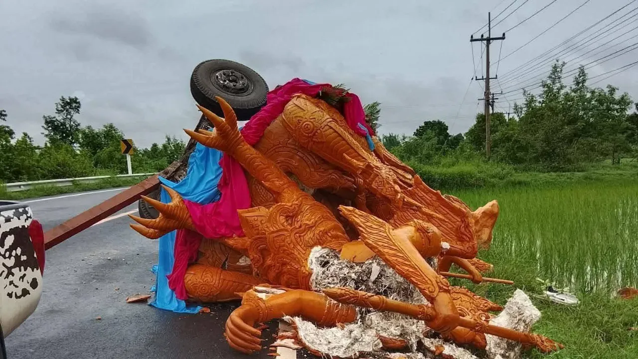 ด่วน! รถขนต้นเทียนคว่ำ จุดโค้งห้วยยางก่อนถึงเขมราฐ พังเสียหายยับเยิน
