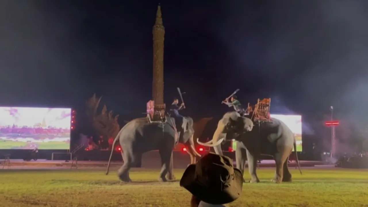 แห่เทียนอุบล ยังไม่จบ มีไหลแห่เทียน วันนี้การแสดงสู้บนหลังช้าง
