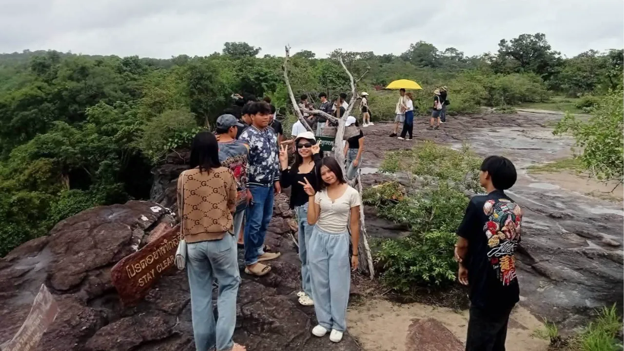 Thumbnail ของ ไฮไลท์หน้าฝน วนอุทยานน้ำตกผาหลวง อุบลเที่ยวฤดูไหนก็ไม่ซ้ำ