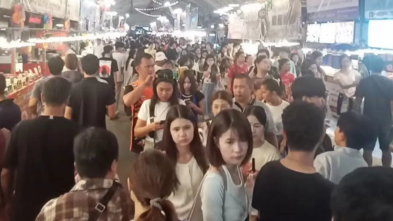 คลื่นมหาชนถล่มอุบล! ภาพจากปูเป้กาแฟโบราณ ก่อนวันแห่เทียนจริง