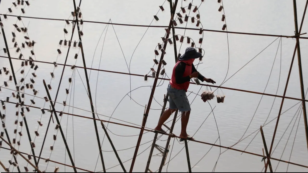 โค้งสุดท้าย ช่างเร่งมือทำเรือไฟ พร้อมโชว์ความงามคืน 26 นี้