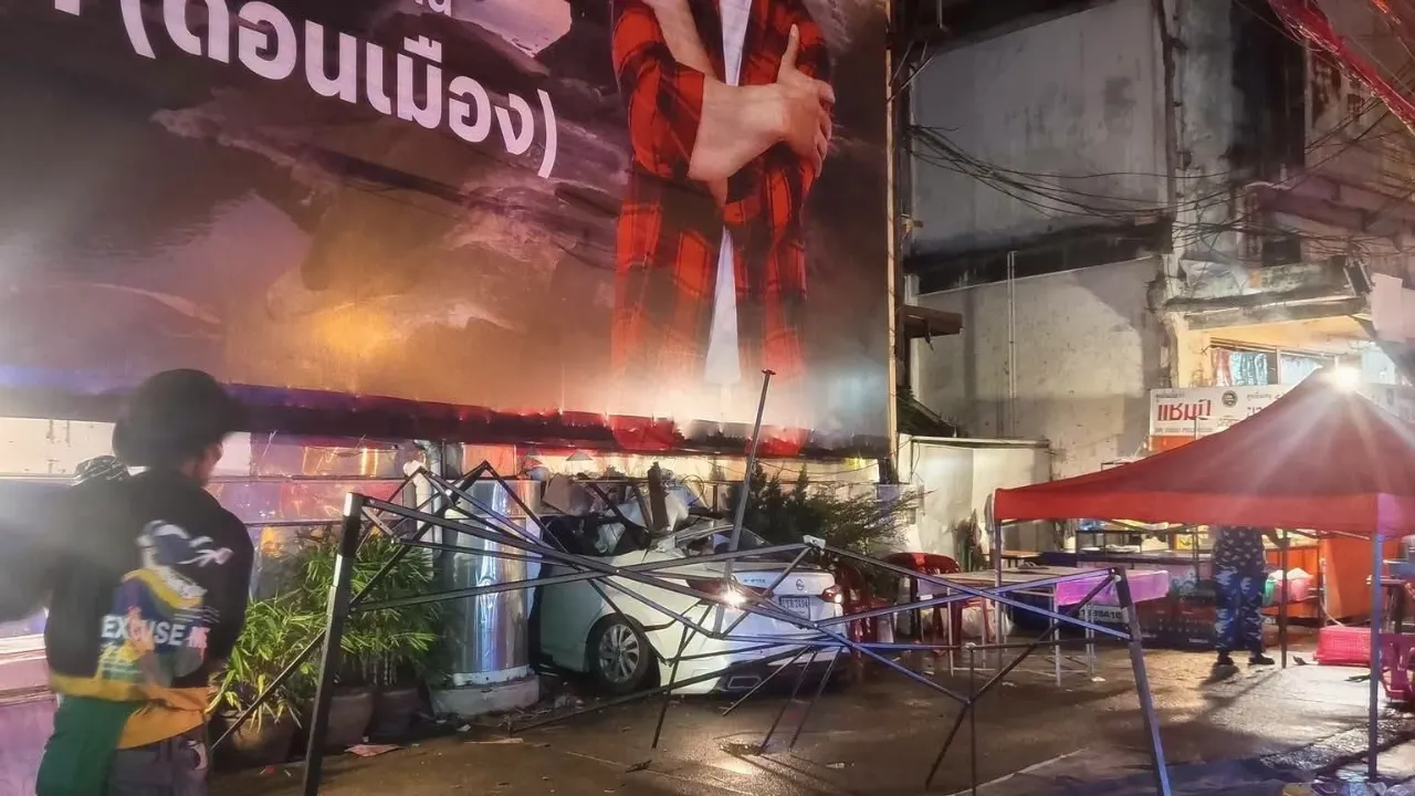 Thumbnail ของ คืนที่ผ่านมา นาทีชีวิต! เก๋งพุ่งอัดร้านก๋วยเตี๋ยว แยกหอนาฬิกาอุบลฯ