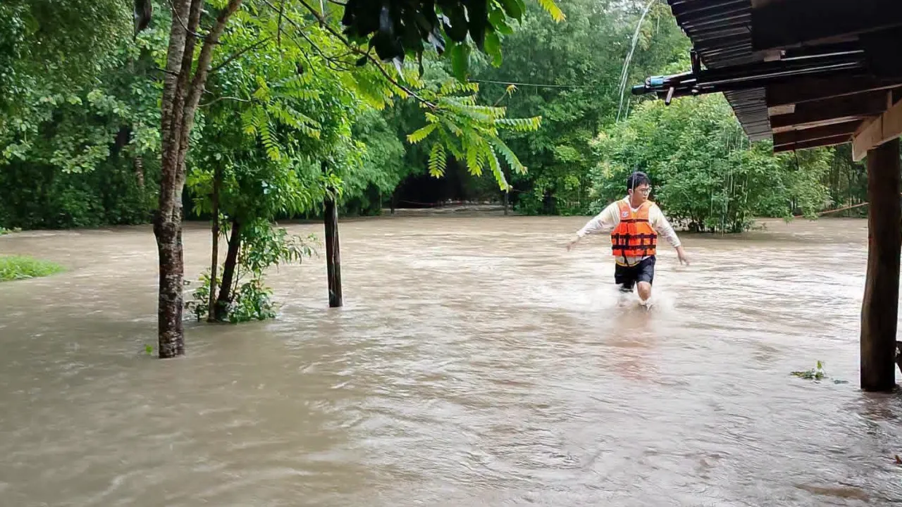 Thumbnail ของ มวลน้ำศรีเมืองใหม่ ไหลหลากท่วมโขงเจียม ชาวบ้านรับมือด่วน