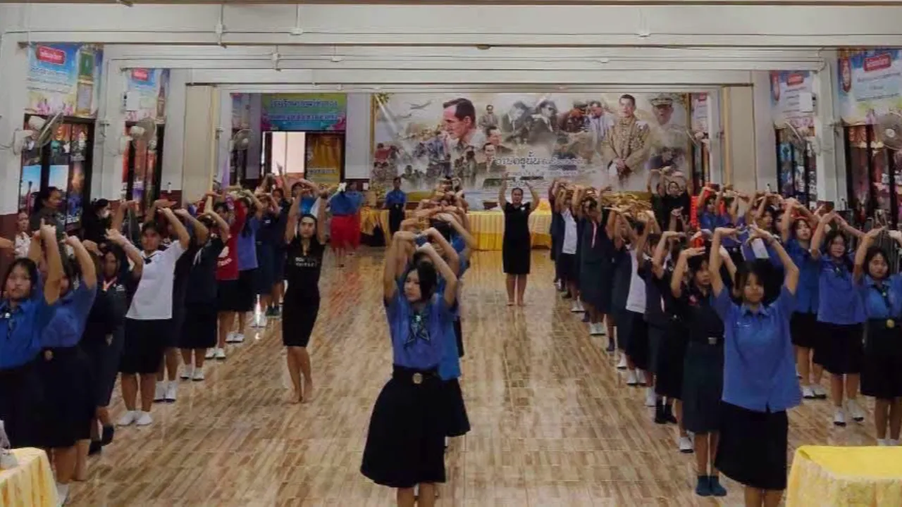 Thumbnail ของ ปทุมวิทยากรซ้อมเข้ม โชว์ลีลาอ่อนช้อย ตระการตาแห่เทียนอุบล