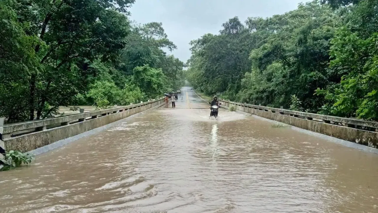 เตือนภัยน้ำท่วมสะพานห้วยแซะ เส้นทาง 2112 สัญจรลำบาก แนะหลีกเลี่ยงไปผาชะนะได