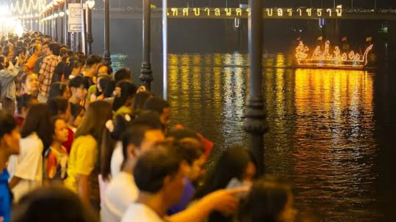 ตื่นตาเรือไฟ 18 ลำกลางน้ำมูล กระทงยักษ์ 44 ต้นรอคุณอยู่ เที่ยวอุบลฯ สุขใจรับออกพรรษา