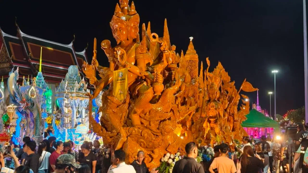 วิจิตรตระการตาข้ามภูมิภาค ต้นเทียนอุบลฯ สะกดใจคนสุราษฎร์ฯ
