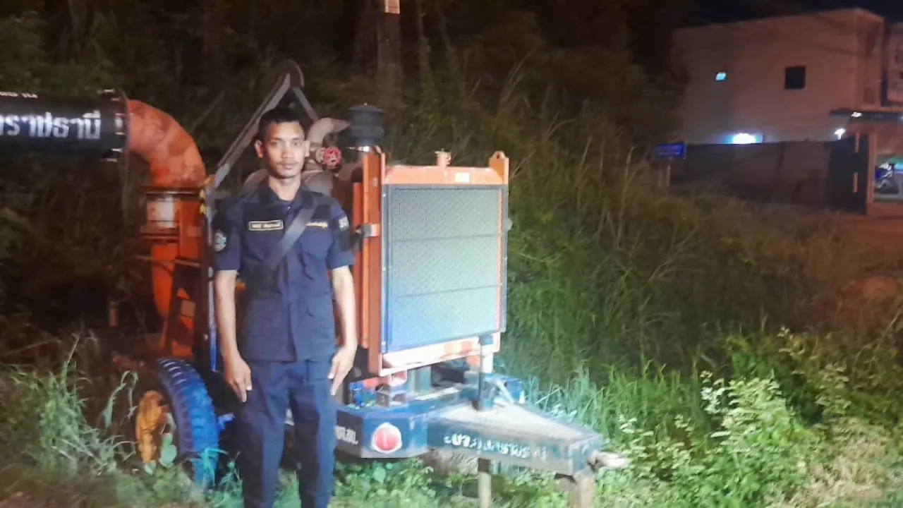 อบจ.อุบลฯ ลุยดึก ตรวจสูบน้ำหนองตาโผ่น พร้อมรับมืออุทกภัย