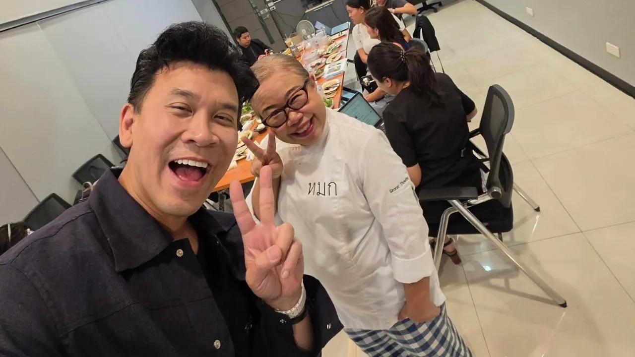 เอ๊ะ วันนี้ป้าเชฟร้านหมกอุบลฯ คอลแล็บอะไรกันบนใบหยกนะ